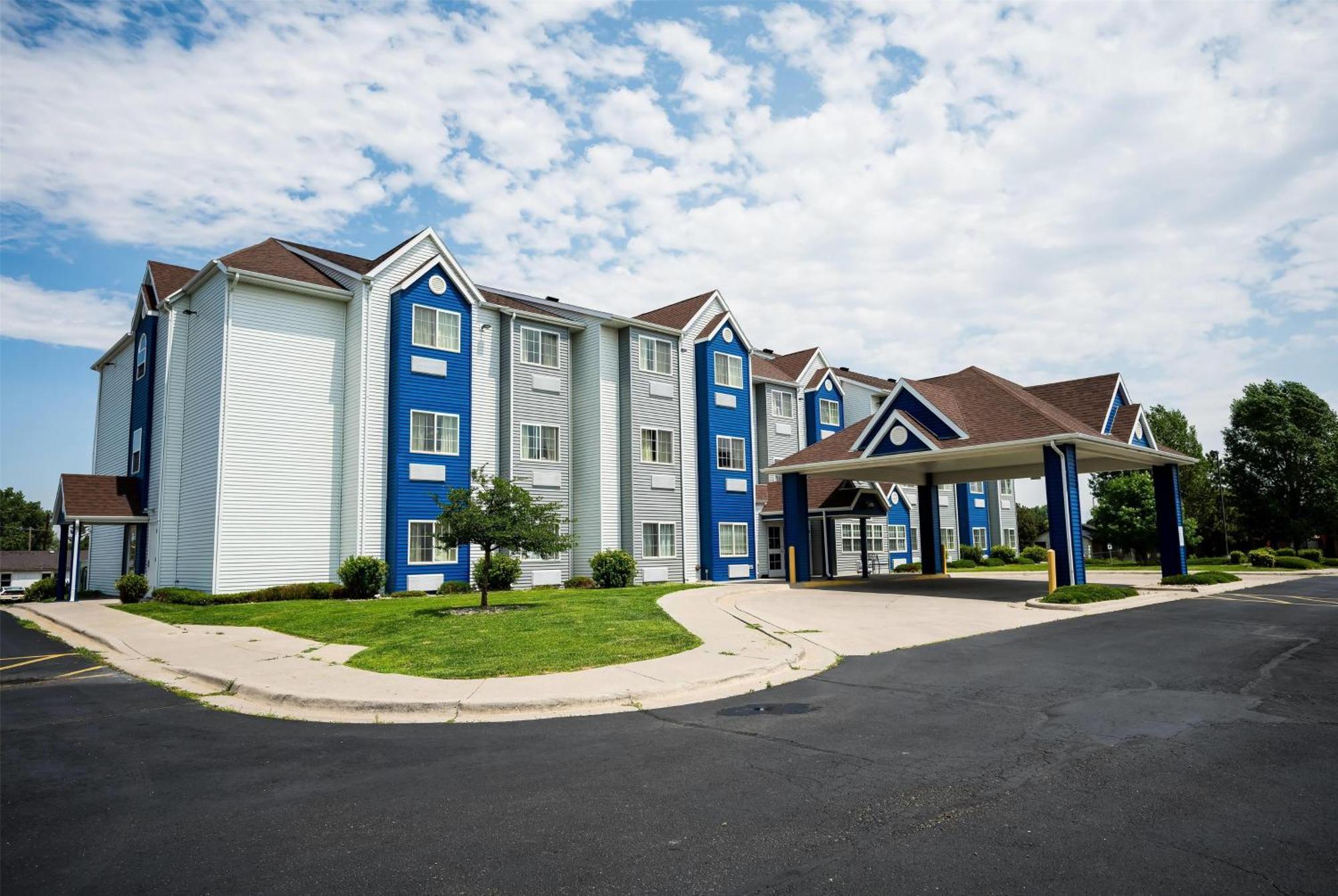 4 Business Hotels Near Prairie View Golf Course for Smart Stays