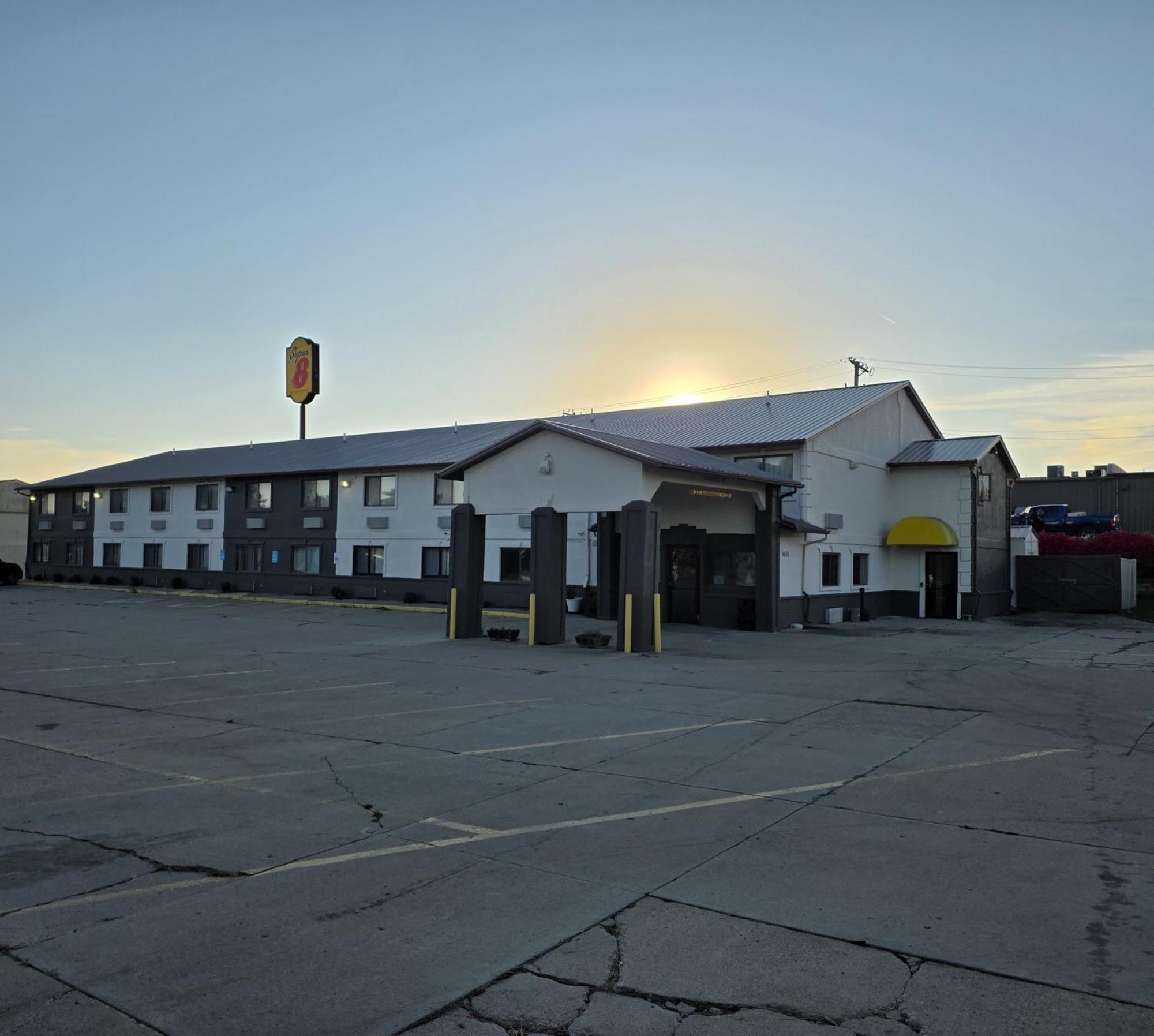 2 Family Hotels Near Newton Arboretum That Deliver