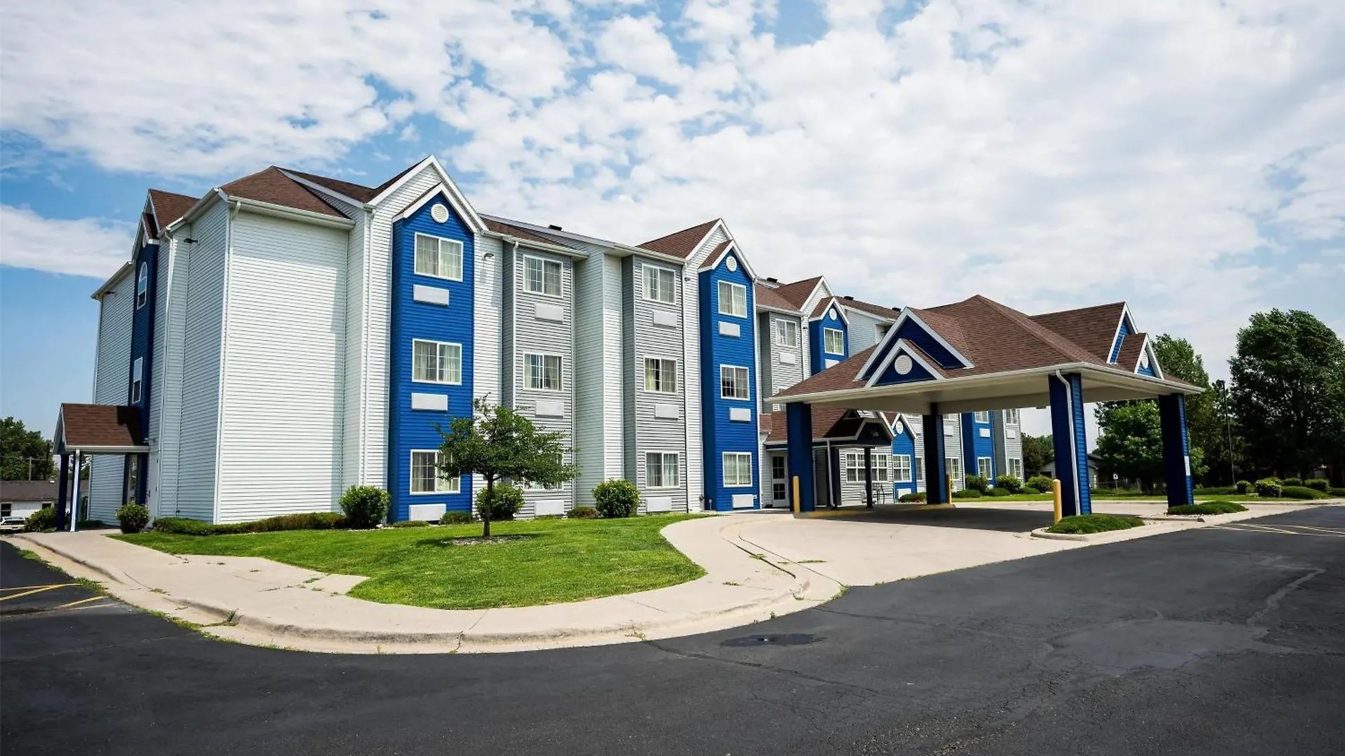 4 Business Hotels Near Prairie View Golf Course for Smart Stays