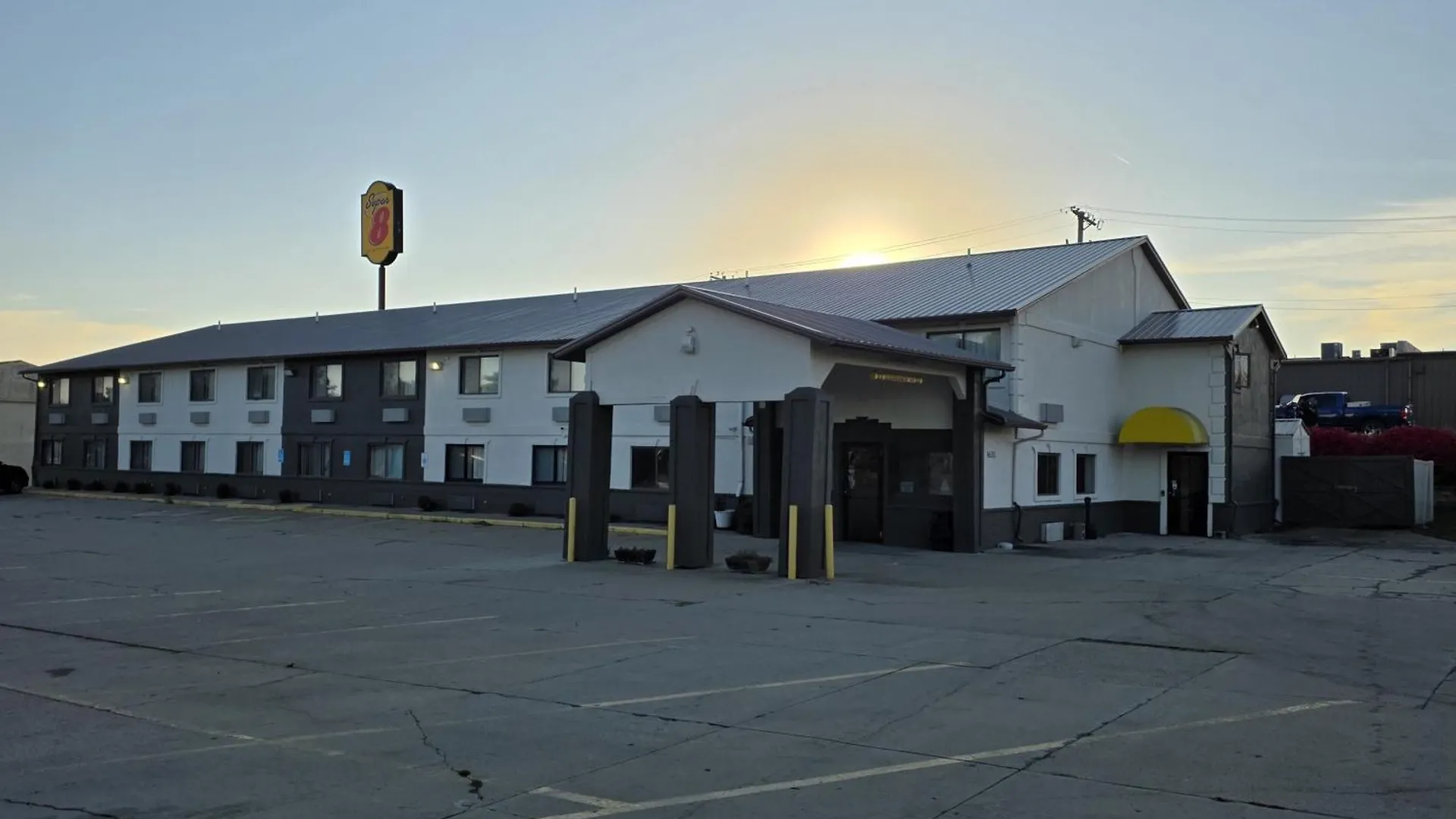 2 Family Hotels Near Newton Arboretum That Deliver